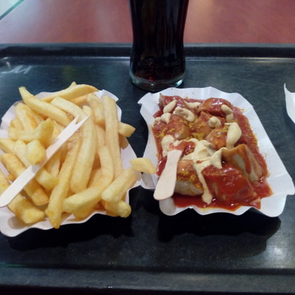 Currywurst mit Pommes